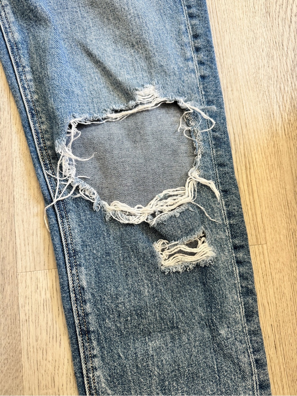 American Eagle Outfitters Distressed Medium Blue High-Rise Mom Jeans - Picture 6 of 8
